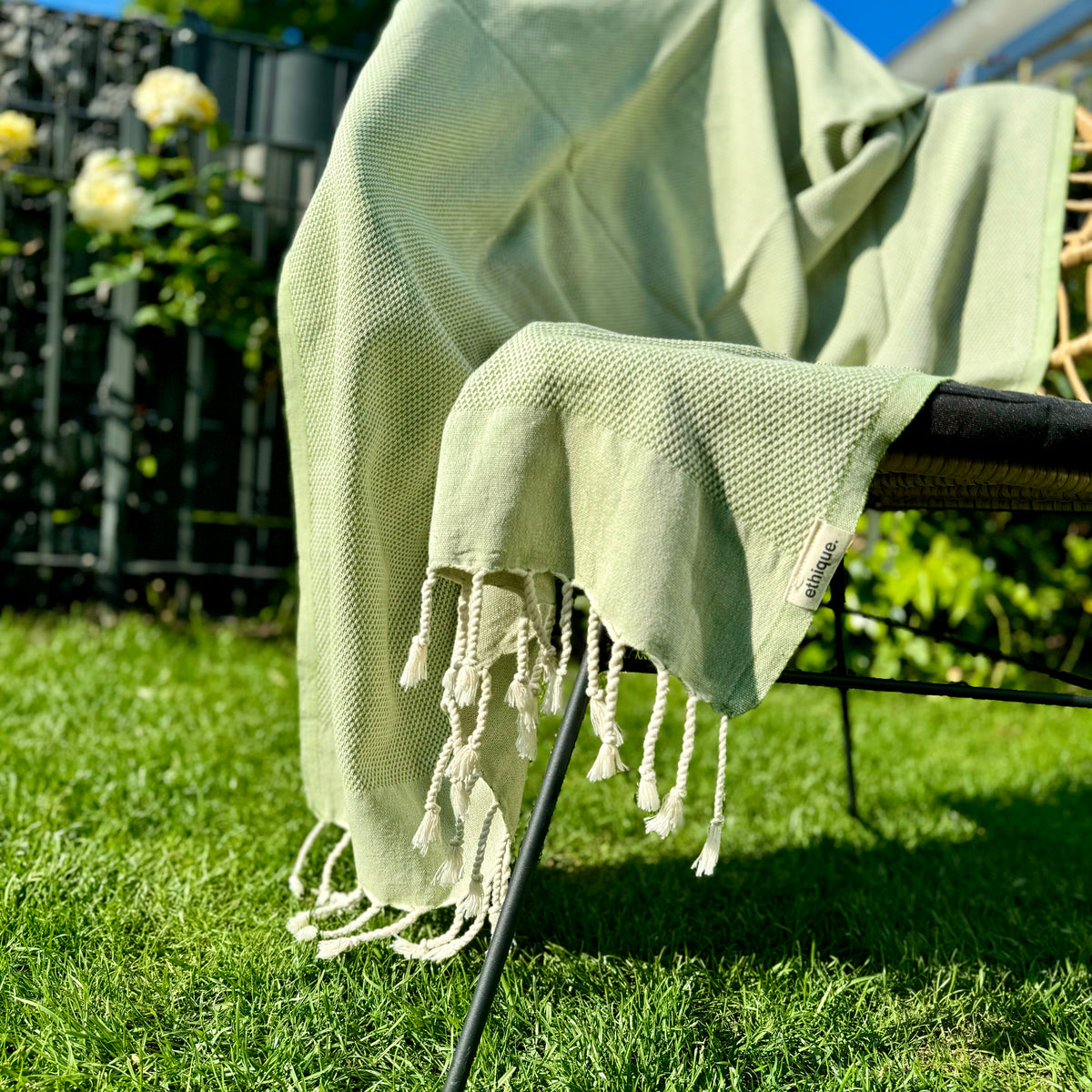 Olivenfarbiges khaki grünes Pestemal, ideal als Schutz vor Sonne beim Stand-Up-Paddeln oder als Baby Wickeltuch für Reisen