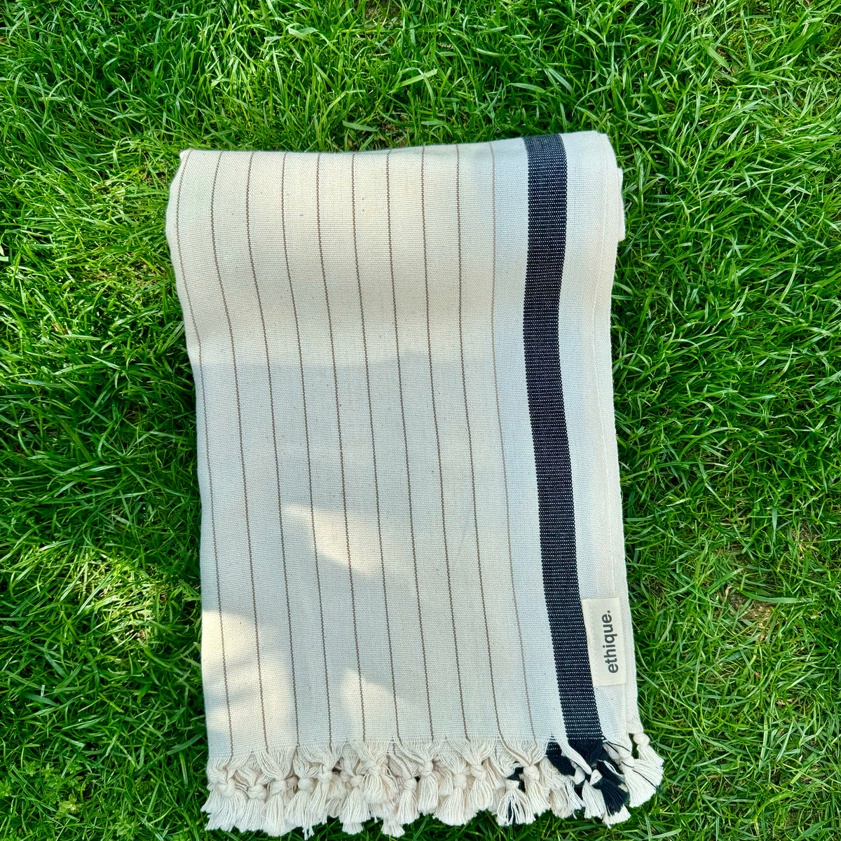Vielseitiges beige-schwarz gestreiftes Pestemal, ideal für Yoga, Fitness oder als modisches Accessoire im Sommer