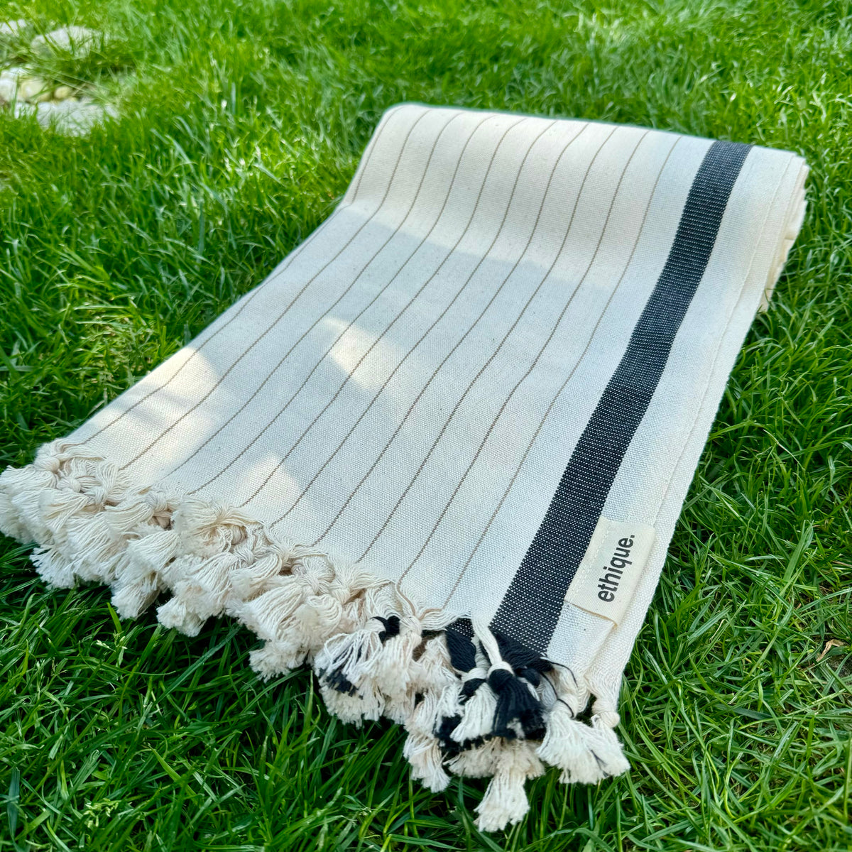 Beige-schwarz gestreiftes Pestemal, schnell trocknend und ideal für Outdoor-Aktivitäten wie Camping oder Reisen