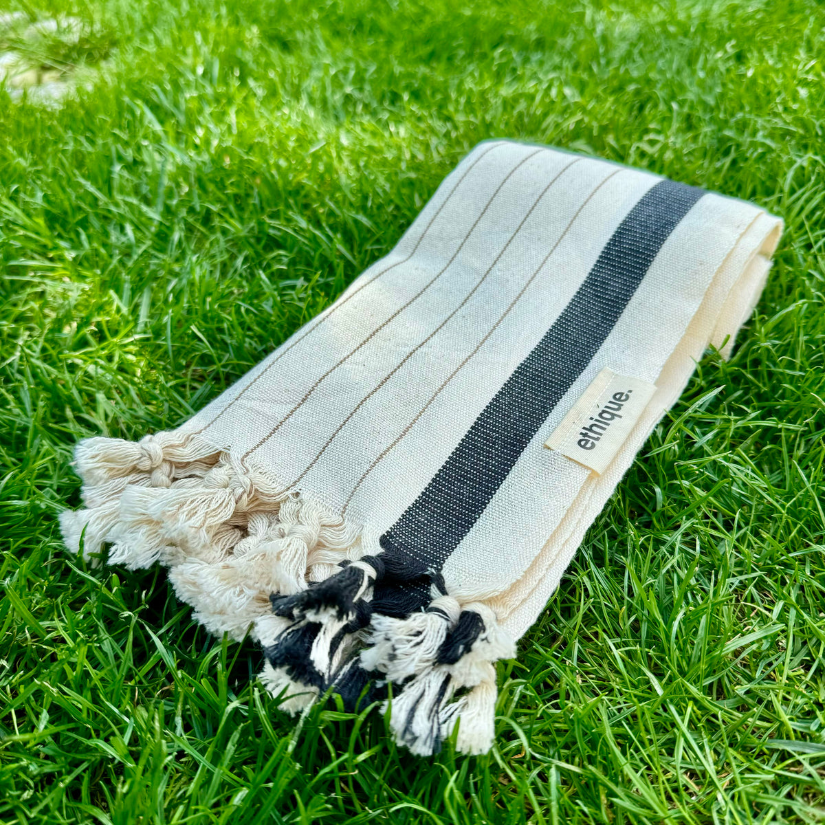 Kompaktes kleines beige-schwarz gestreiftes Pestemal, ideal als Gästehandtuch, Küchenhandtuch oder praktisches Accessoire für den täglichen Gebrauch