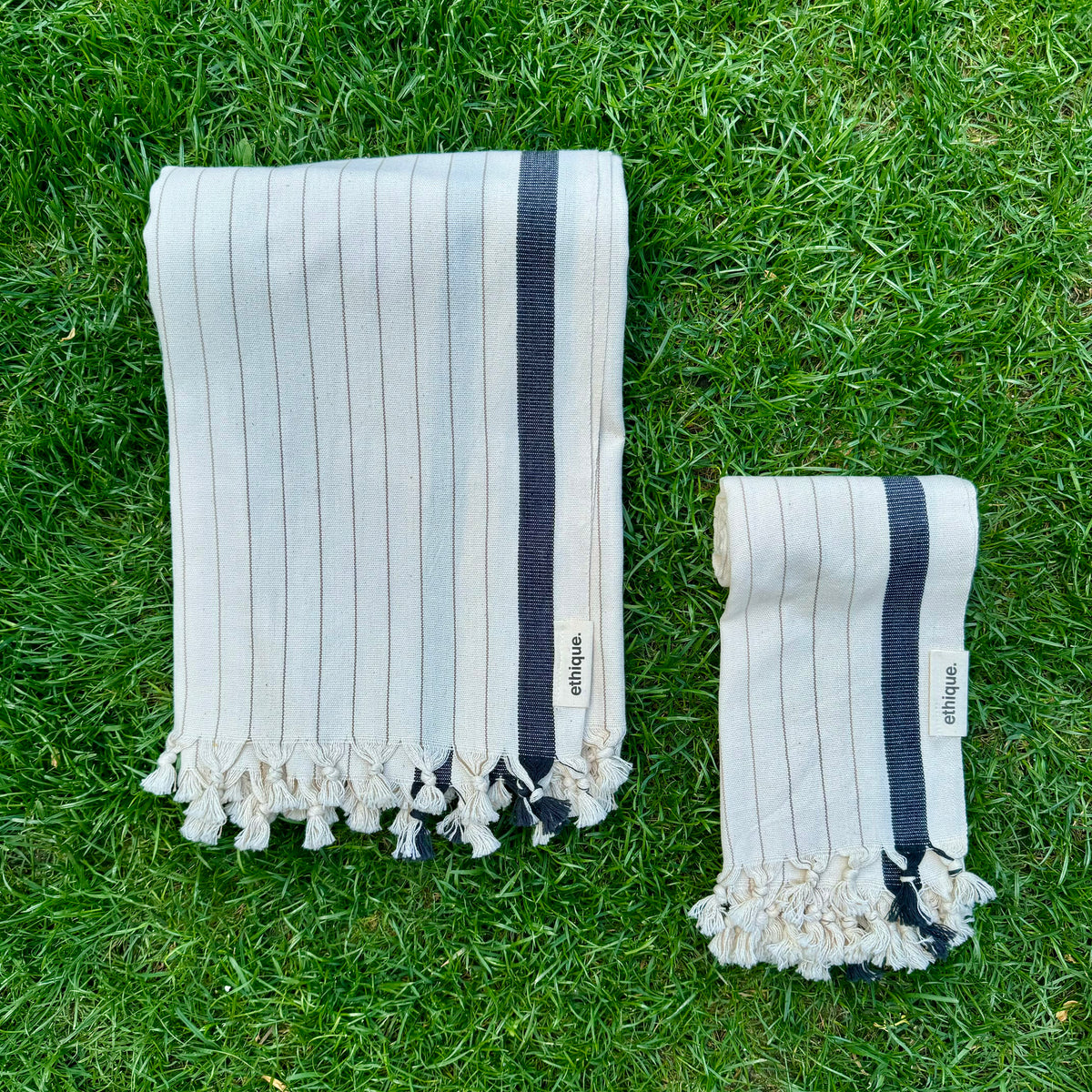 Elegantes beige-schwarz gestreiftes Badehandtuchset mit großem und kleinem Pestemal, perfekt für den Strand oder als stylisches Badehandtuch für Zuhause