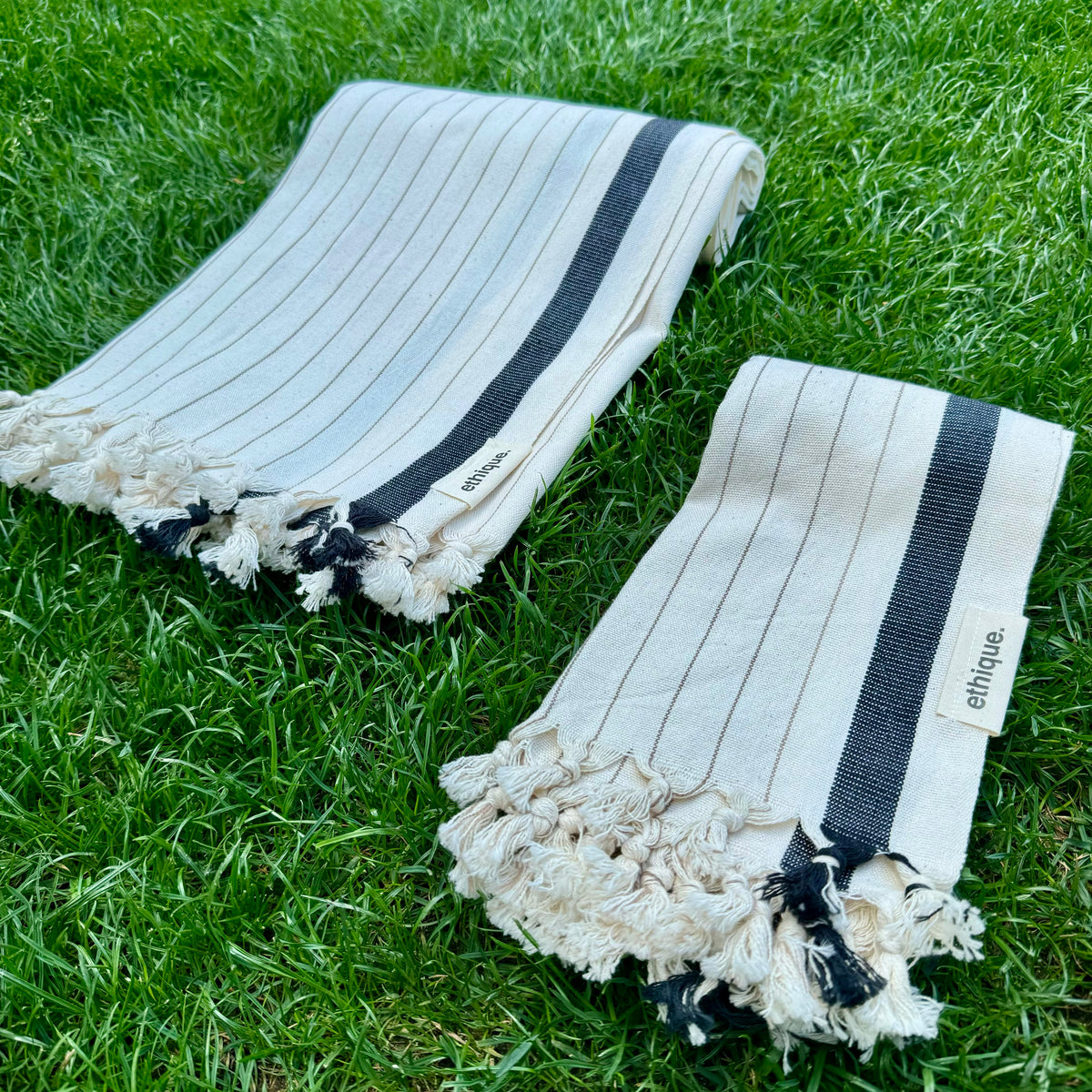 Vielseitiges Set aus großem und kleinem beige-schwarz gestreiften Pestemal, perfekt für Yoga, Wellness oder als Reisedecke