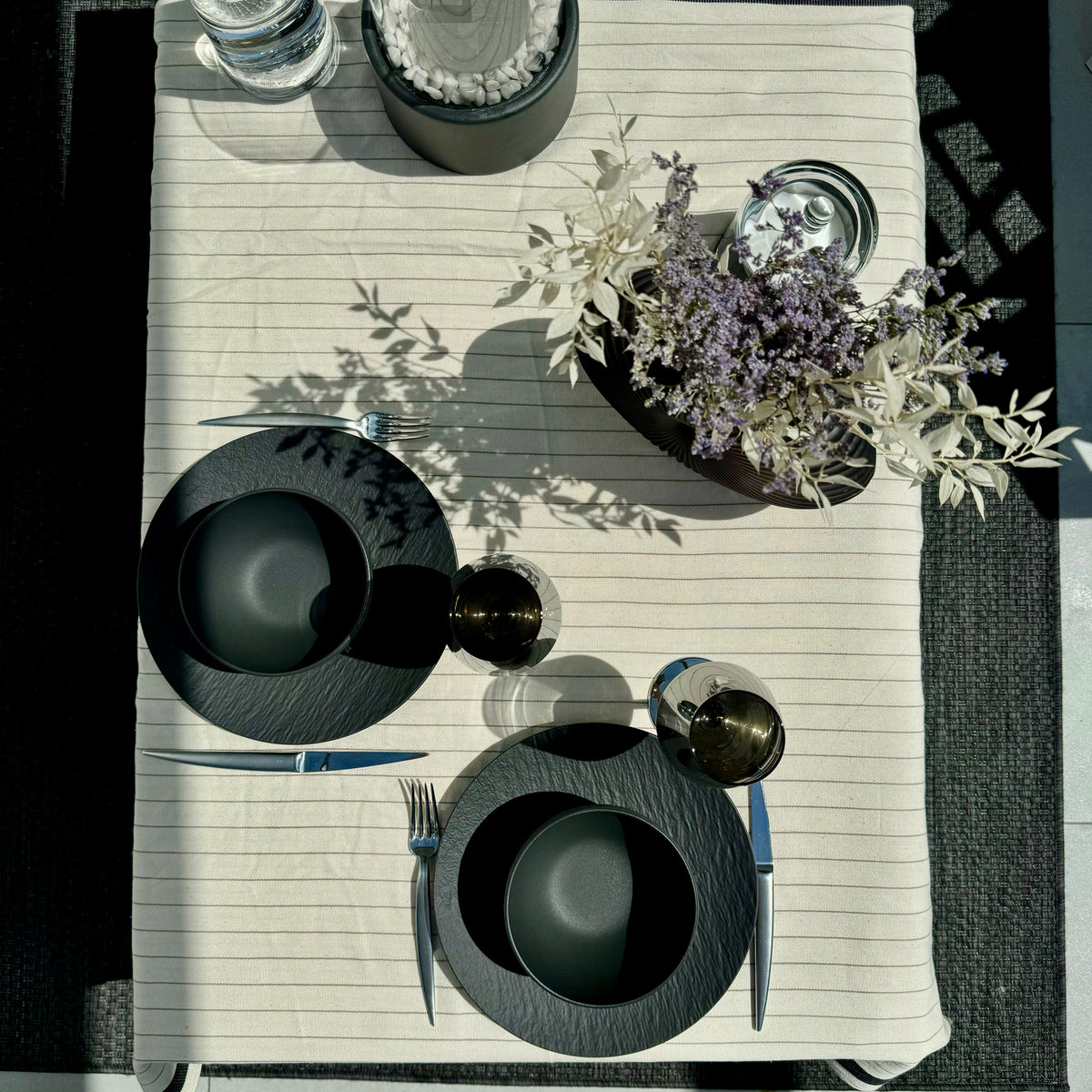Beige-schwarz gestreiftes Pestemal, perfekt als stilvolle Tischdecke für Picknicks, Gartenpartys oder als eleganter Esstisch-Überwurf