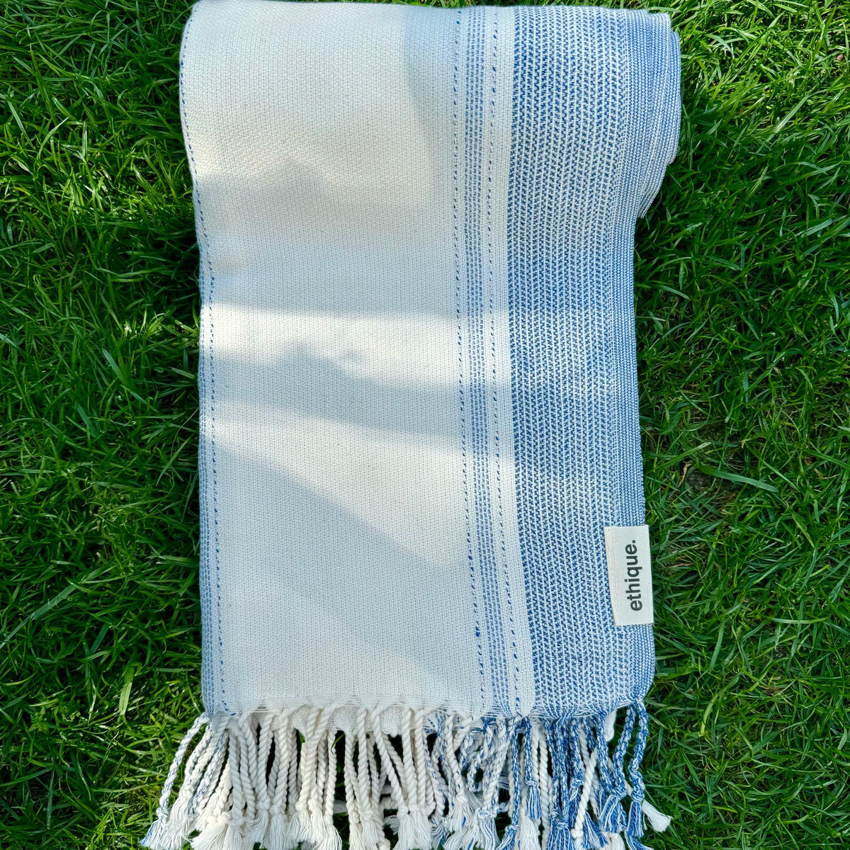 Vielseitiges großes hellbeige-weiß-blau gestreiftes Handtuch, perfekt für den Sommerurlaub, am Pool oder als gemütliches Badetuch zu Hause