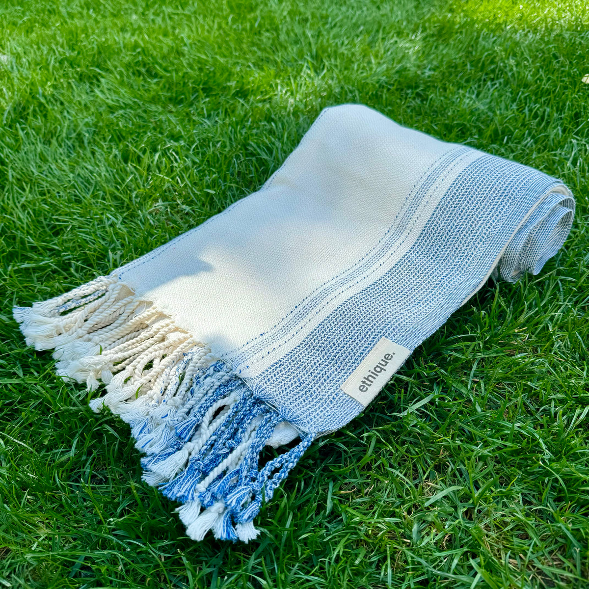 Großes hellbeige-weiß-blau gestreiftes Handtuch, ideal als Reisedecke, Bade- oder Picknickdecke für Outdoor-Aktivitäten.