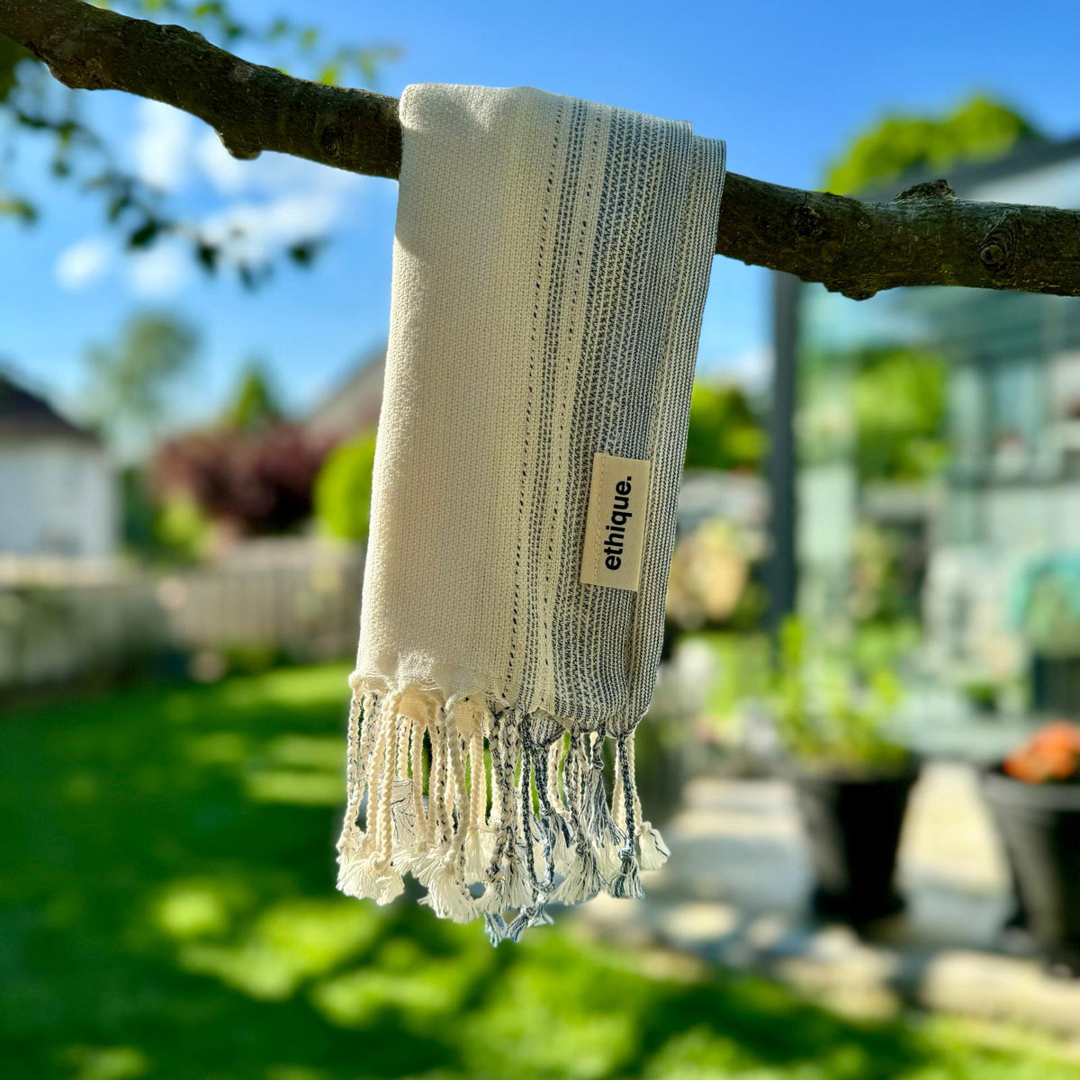 Kompaktes kleines hellbeige-weiß-blau gestreiftes Handtuch, ideal als Handtuch für den Strand, beim Sport oder als praktisches Accessoire für unterwegs