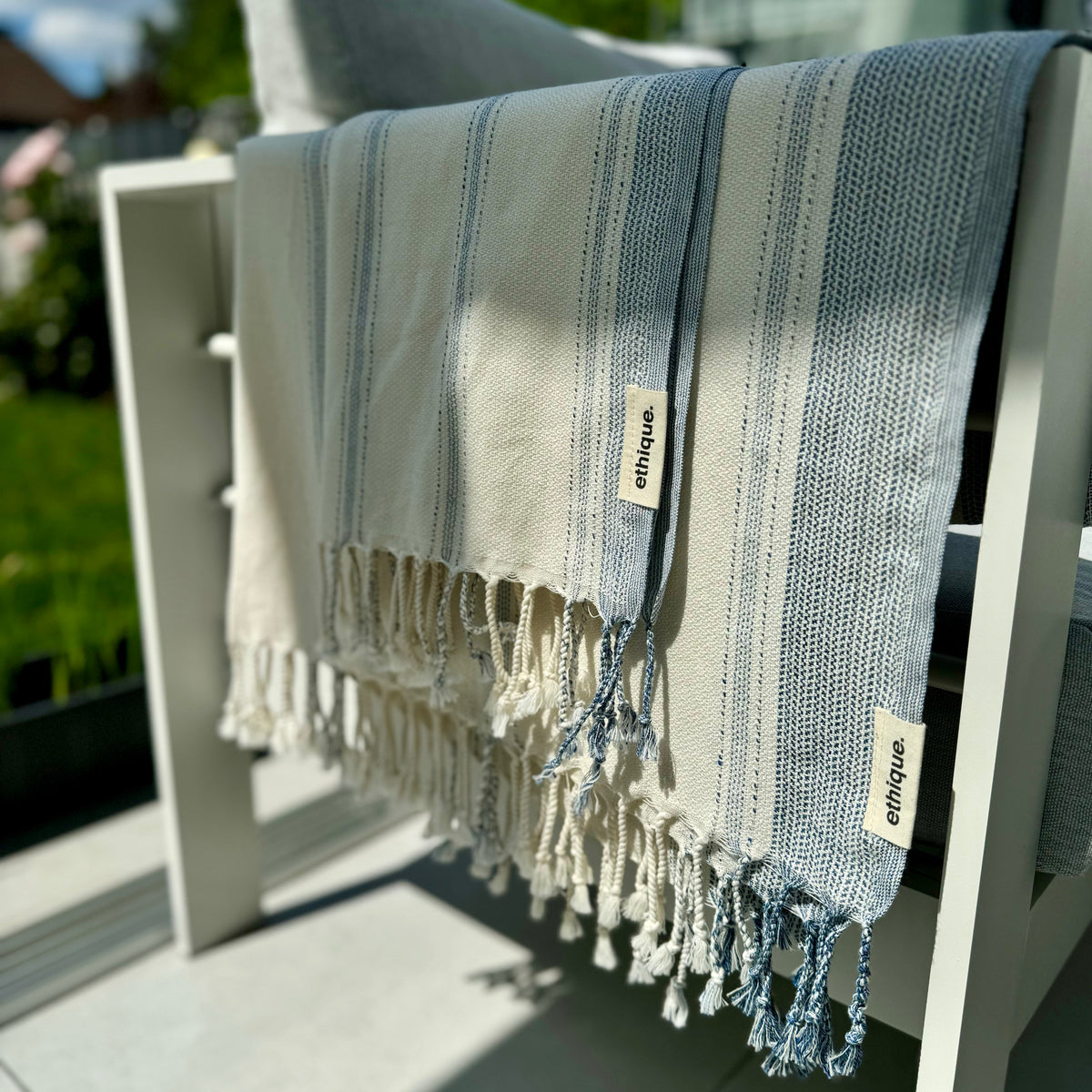 Vielseitiges Set aus großem und kleinem hellbeige-weiß-blau gestreiften Handtuch, perfekt für Reisen, Yoga oder als elegantes Badehandtuchset für Zuhause