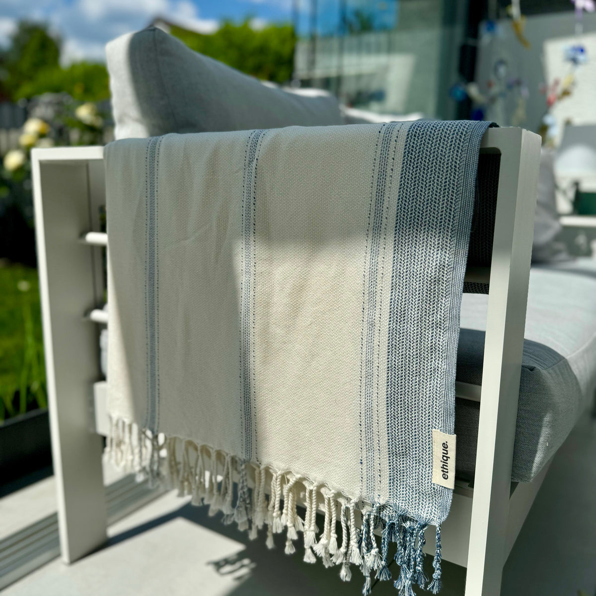 Elegantes großes hellbeige-weiß-blau gestreiftes Handtuch, perfekt für den Einsatz im Spa, am Strand oder als großes Badetuch für Zuhause