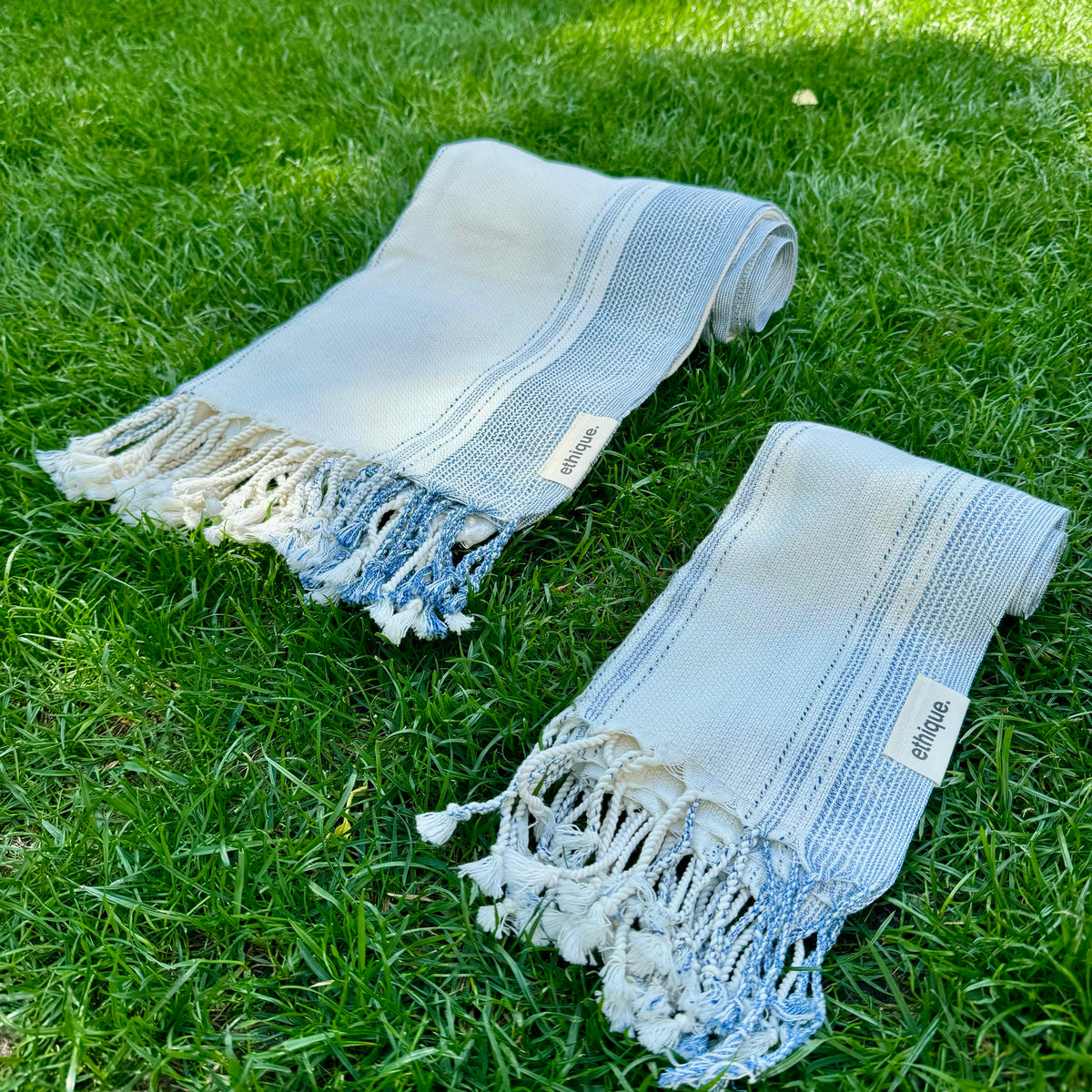 Set aus großem und kleinem hellbeige-weiß-blau gestreiften Handtuch, ideal für den Strand, Wellness oder als praktisches Badehandtuchset