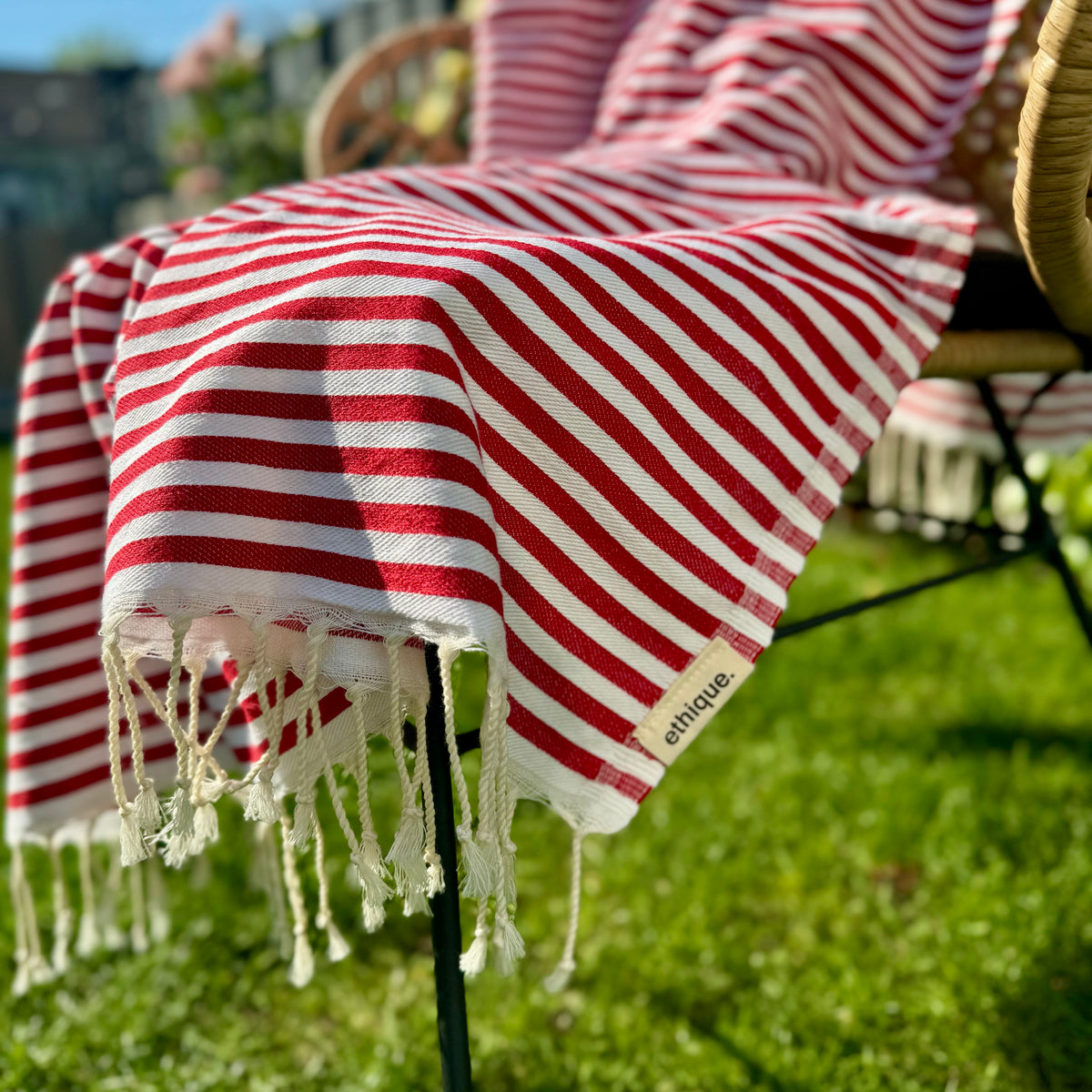 Elegantes rot-weiß gestreiftes Pestemal, perfekt als Tischdecke für Picknicks oder als dekorative Decke für Gartenpartys