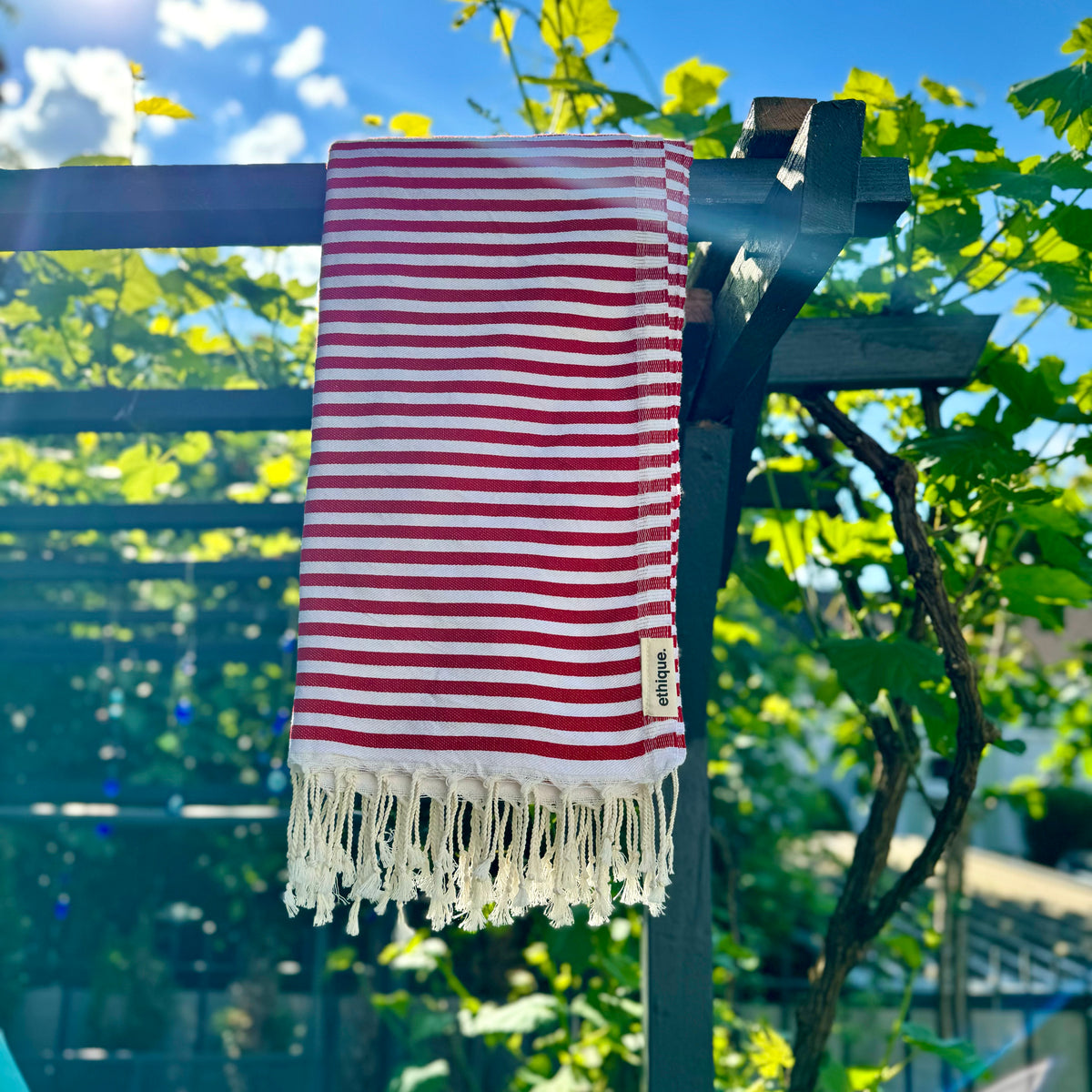 Rot-weiß gestreiftes Pestemal, perfekt als Saunatuch, zum Entspannen nach dem Sport oder als Badetuch für den Sommerurlaub