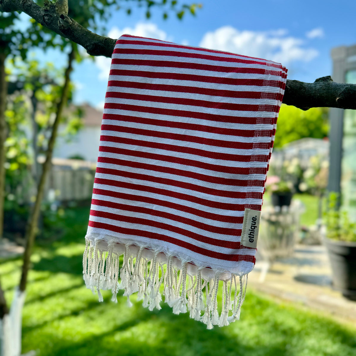 Praktisches rot-weiß gestreiftes Pestemal, ideal als Babydecke, Wickeltuch oder als leichter Schutz beim Sonnenbaden