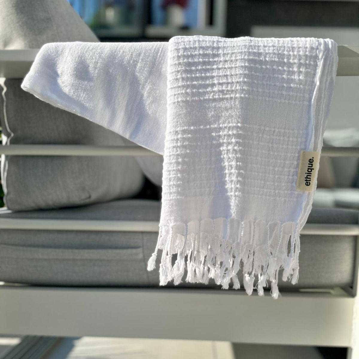Weißes Pestemal, perfekt für Wellness und Hamam, als komfortabler Begleiter für Entspannung und Erholung