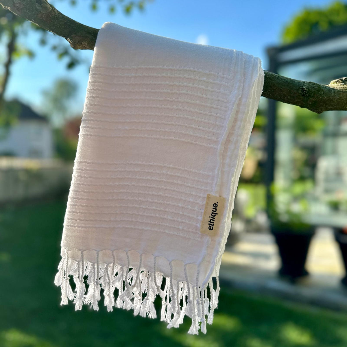 Weißes Pestemal, ideal für Camping, als leichtes Tuch zum Überwurf oder als praktisches Handtuch für unterwegs.