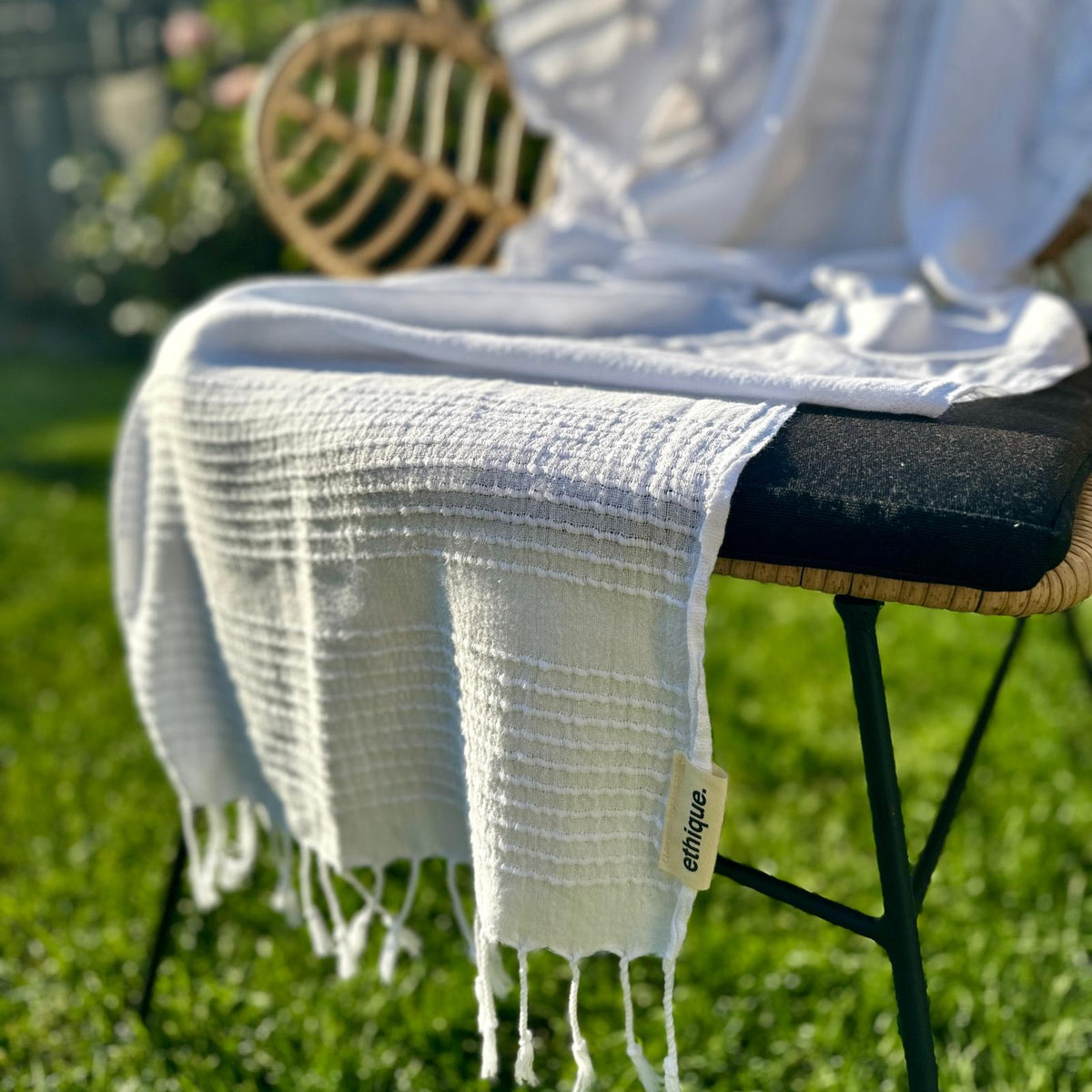 Vielseitiges weißes Pestemal, das als leichtes Handtuch für Wellness, Hamam oder als praktisches Camping-Tuch verwendet werden kann