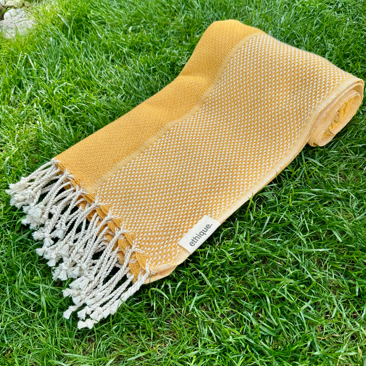 Frisches gelbes Pestemal, vielseitig einsetzbar als Überwurf für Picknicks, als Strandtuch oder als stilvolles Accessoire. Senfgelb. Yellow