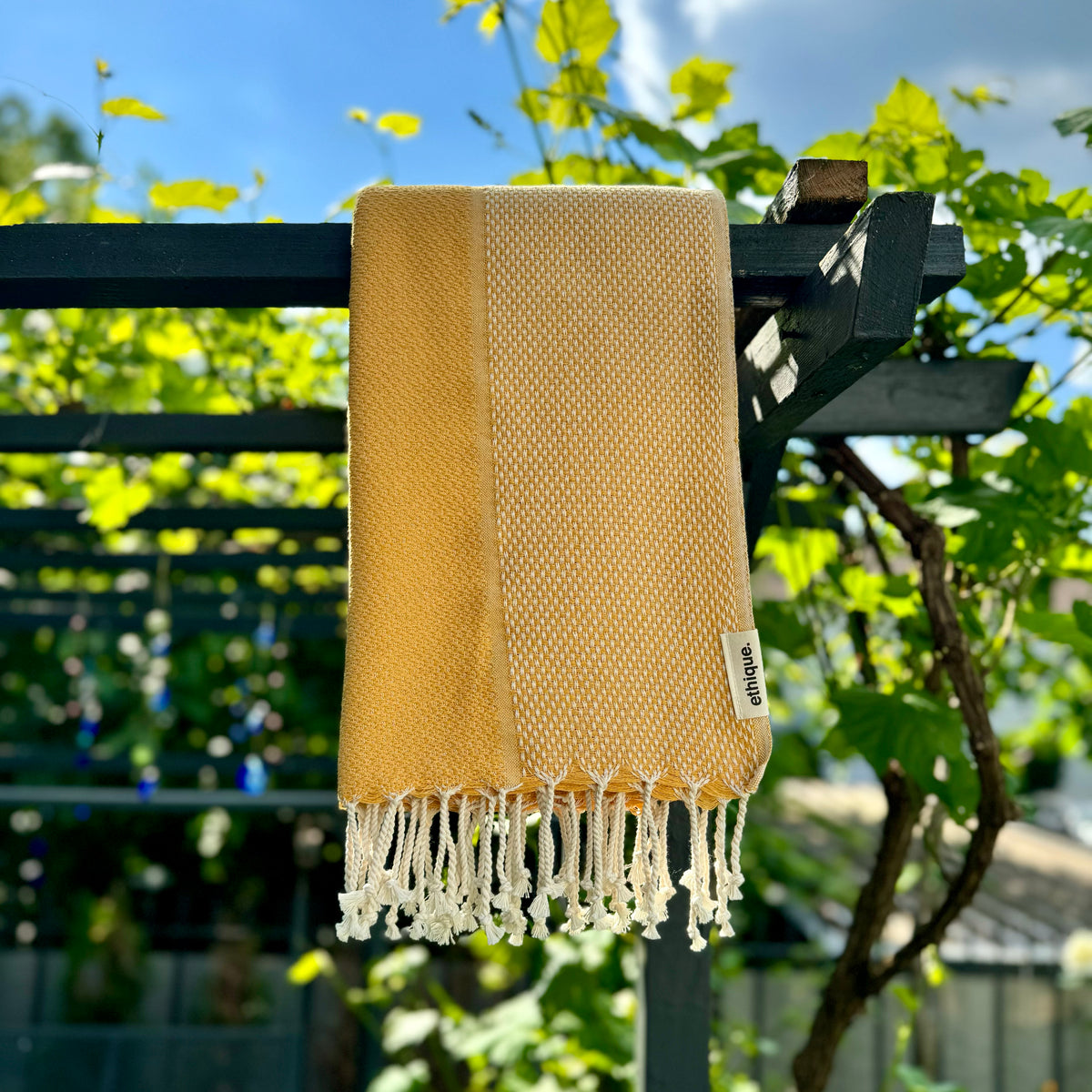 Gelbes Pestemal, das durch seine Vielseitigkeit besticht – perfekt als leichter Überwurf für den Sommer oder als farbenfrohes Accessoire